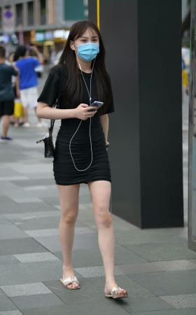街拍听歌的黑色包臀裙小妞 [21P]