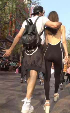露背装黑色紧身连体衣美女