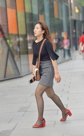 高清超薄黑丝小红鞋美女3A874[235M]