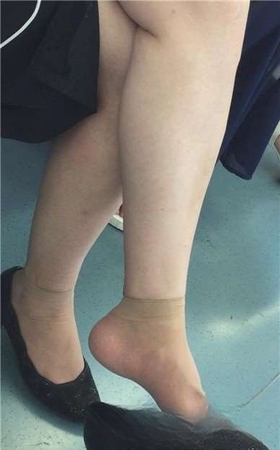 肉丝短袜少妇爱挑些，雪白的大腿诱人