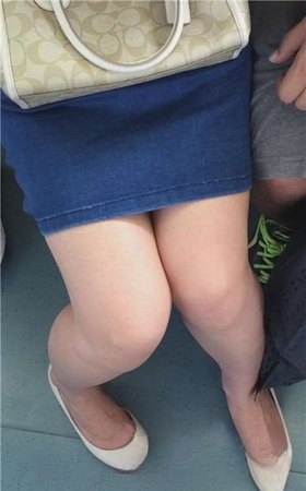 地铁上的牛仔裙妹子