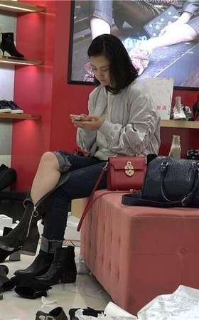 4K – 长靴里面穿的是短黑丝 [1.52 GB/MP4]