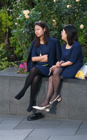 两位黑丝美女聊天晾脚 [17P]