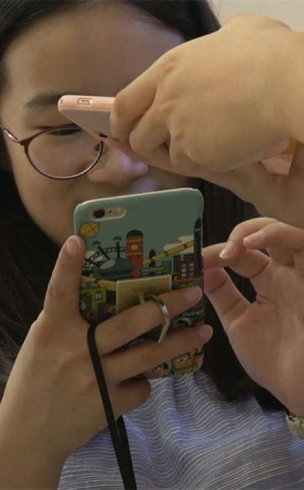 捕捉到一位带着眼睛的可爱小迷妹
