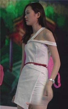 甜美白裙美腿性感美女姐姐。
