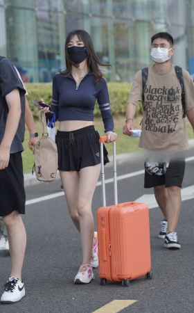 推着橙色行李箱的女孩~ [20P]