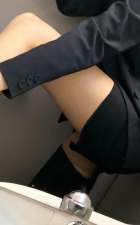东航空姐机上秀丝袜根部 [5P]