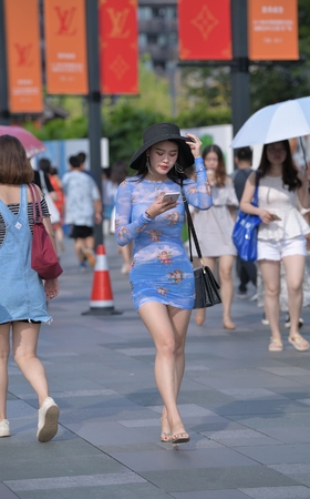 这服装，尽显身材，肉嘟嘟的女孩