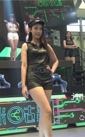 漂亮的皮衣小姐姐