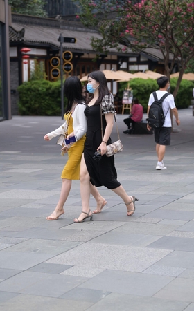 紧身黄色包臀裙
