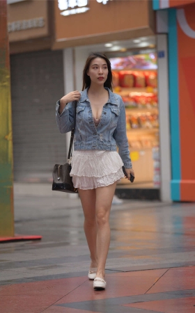 一始街拍作品 – 白色短裙美女