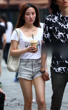 手持星巴克的白衣浅色热裤 [18P]