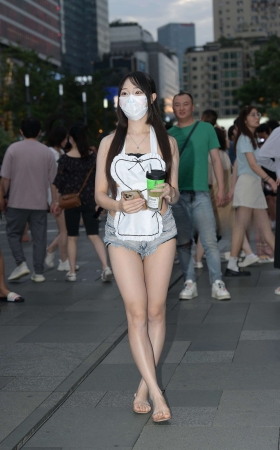 热裤比打底裤还短呢~ [23P]