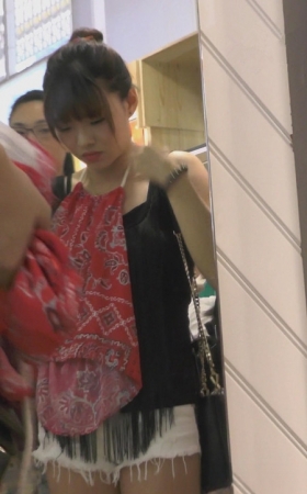 商场里的白色热裤月牙小妹
