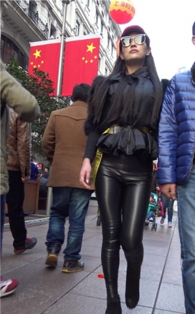 紧身皮裤美眉