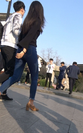街拍极品身材紧身蓝牛黑T恤好身材女神