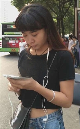 街拍性感小蛮腰性感短热裤靓丽美女 [3.74 GB]