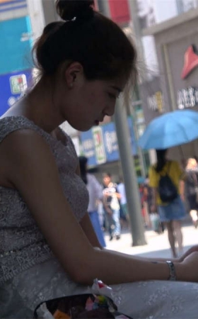 街边休息的新娘