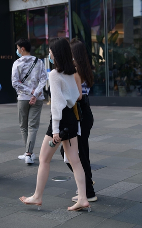 黑色包臀裙美腿女孩