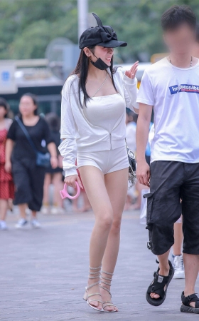 四九城嘎子街拍作品 – 热裤性感女友