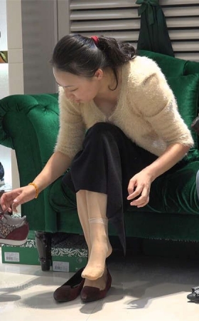 韵味熟妇买鞋试了又试