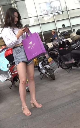 冰清玉洁的凉高跟，街拍热裤小姐姐