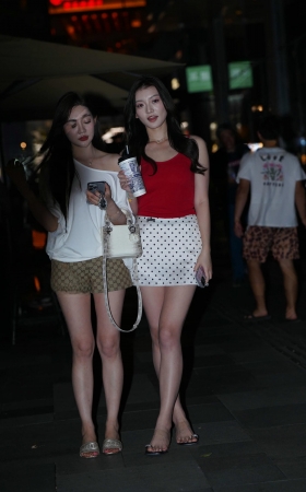 夜拍美腿姐妹 [19P]