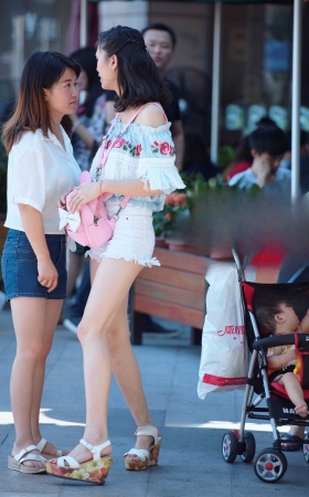 毛边热裤，裸腿，厚底凉鞋 [12P]
