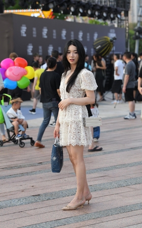 清秀脱俗邻居女生