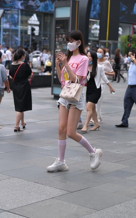 粉衣青涩的小姐姐