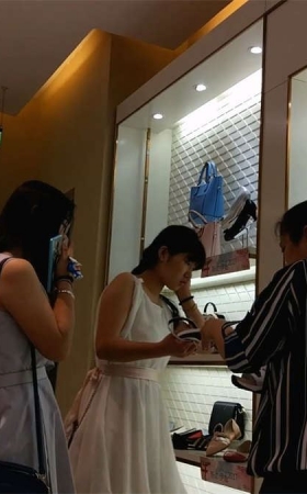 初夏鞋店试鞋的连衣裙美足女孩