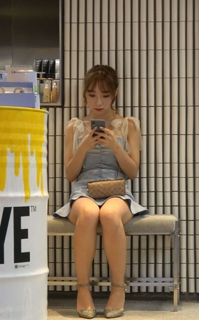 4K – 性感短裙街拍高跟街拍美女商店坐姿 [1.52 GB/MP4]