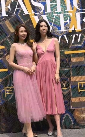 性感的粉红连衣裙V领低胸美女