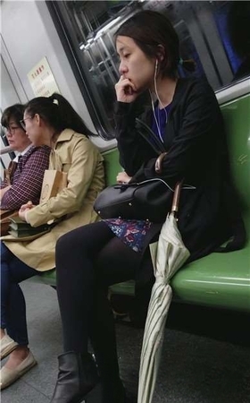 4k-地铁上拍摄听歌的文静小女孩。