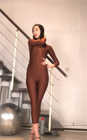 长腿连体衣美女