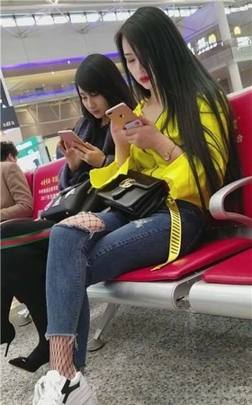 4k-长发冷艳红唇美女破洞紧身牛仔裤配大眼网袜