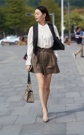 优雅气质短发女郎