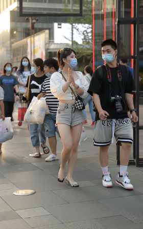 街拍热裤小姐姐 [16P]