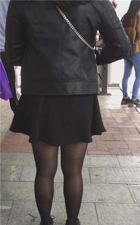 街拍黑丝短裙性感熟女姐姐