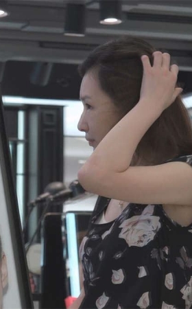 化妆品店里的裸足凉鞋美女
