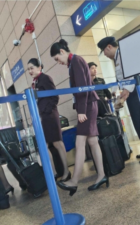 4K机场偶遇上航空姐咖啡丝制服气质不错 1P
