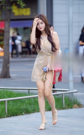 丰满美女傲人事业线 [13P]