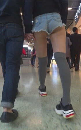 牛仔热裤月牙小姐姐