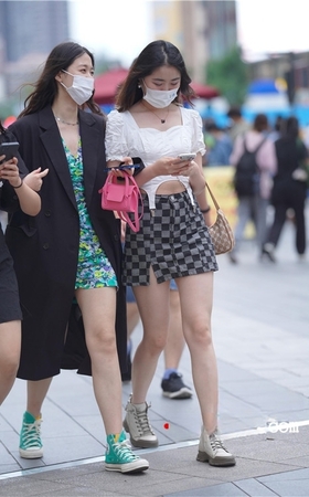 格子裙美女(84P)