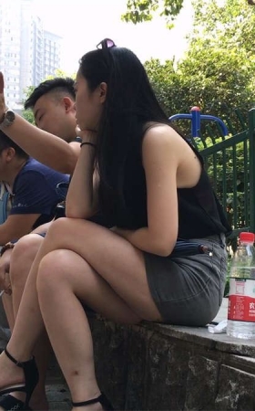街拍牛仔包臀短裙白腿高跟少妇
