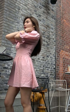 4K – 性感粉色裙街拍美女 [2.11 GB/MP4]