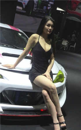 性感的吊带黑裙车模美女