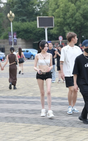 白皙美腿，夏日女孩