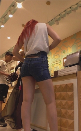 红发热裤牛仔美女