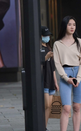 过斑马线的美女 [31P]